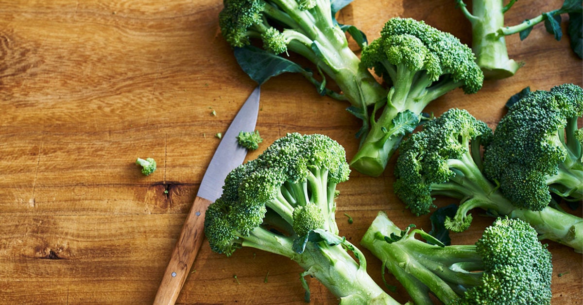Can You Eat Raw Broccoli? Benefits and Downsides